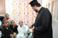 بالصور: كنيسة القديس جوارجيوس للروم الارثوذكس توزع الحلوى على الأطفال المرضى 